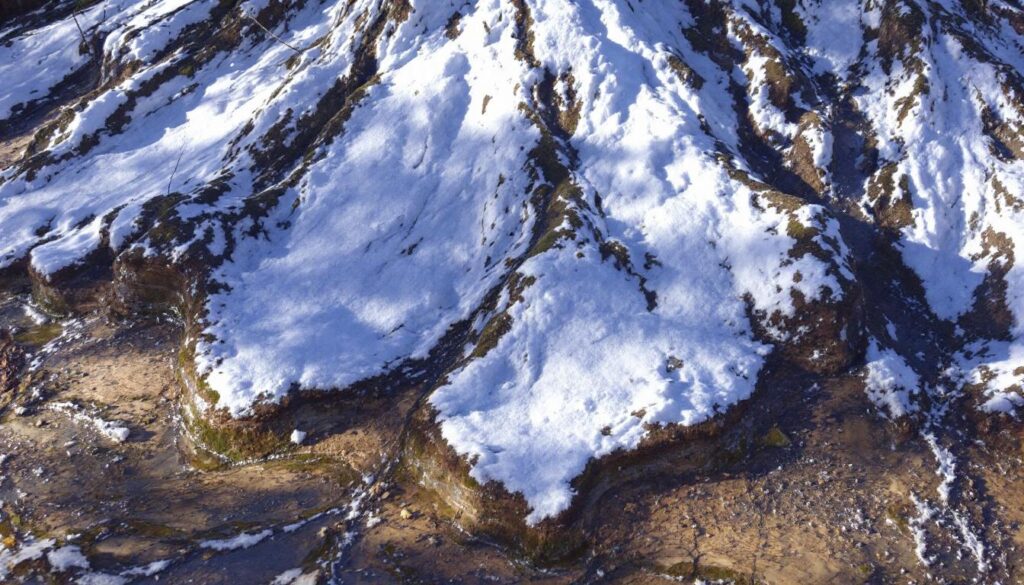 discover why leaving your shovel blade dirty increases the risk of it snapping during the next freeze and learn essential maintenance tips to keep it in top condition.