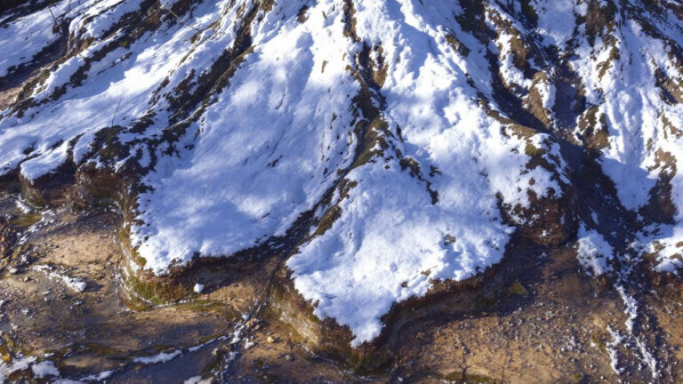 Why Leaving Your Shovel Blade Dirty Guarantees It Will Snap During the Next Freeze